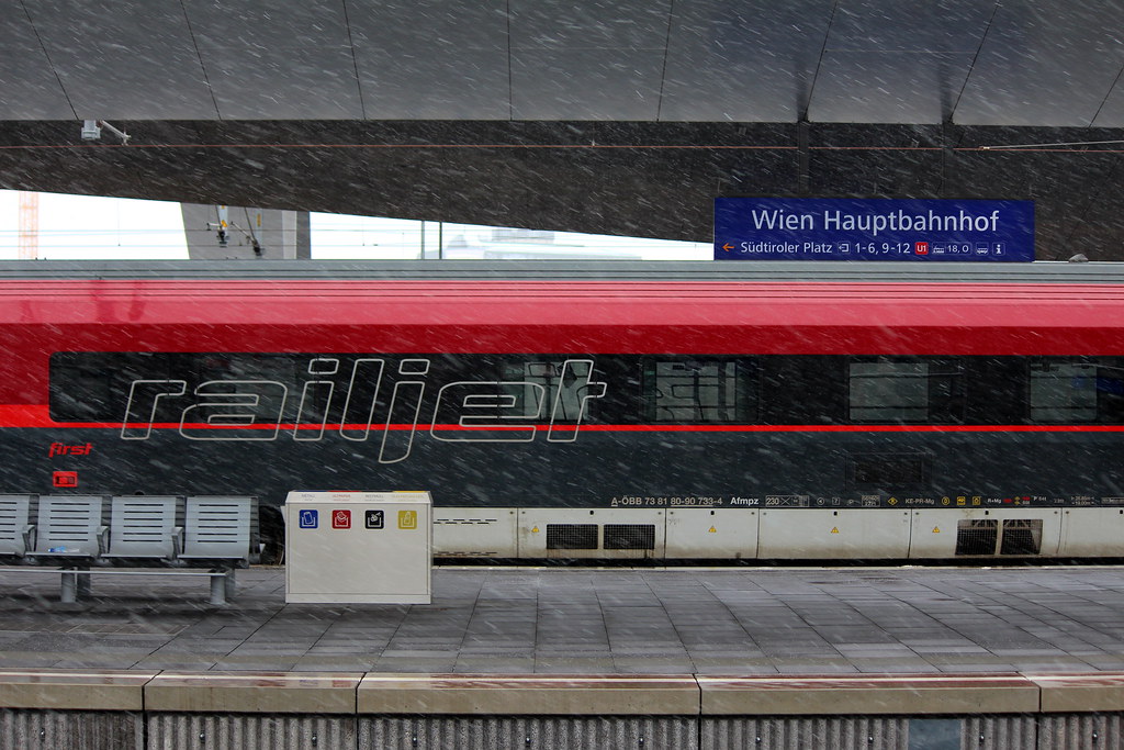 Snow is coming. Hauptbahnhof Wien.