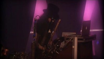 Emilie Simon performing with Mac